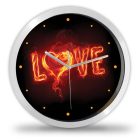  Modern falióra sötét háttérrel és lángoló vörös Love felirattal amiben egy szív izzik