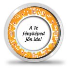 Narancssárga pöttyös retro falióra saját fotóval és modern lekerekített számokkal a számlapon