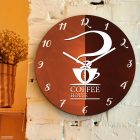 Kávés falióra gőzölgő kávéscsésze sziluettel és Coffee House felirattal barna háttérben