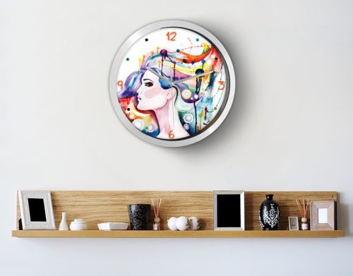 Színes arc modern falióra – skandináv