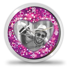 Magenta szív mintás falióra saját fényképpel és csillogó bokeh háttér grafikával