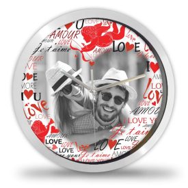 attribútuma: Szerelmes falióra saját fotóval és többnyelvű love amour feliratokkal valamint piros szív mintával