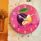 Szilvás falióra érett egész szilva és félbevágott gyümölcs grafikával csobbanó gyümölcslével magenta háttérben