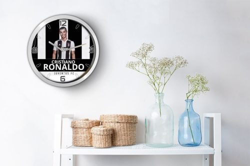 Cristiano Ronaldo falióra – illusztrált