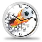 Dinamikus focis falióra falat áttörő lángoló futballabdával és teli stadion látképpel