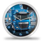 DAF CF típusú világoskék kamion mintás falióra autópályás háttérrel és egyedi felirattal kérhető számlappal
