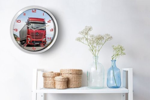 Mercedes kamionos falióra