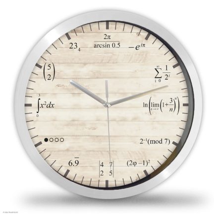 Matematikai egyenletes falióra világos fadeszka háttérrel és fekete matematikai képletekkel