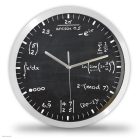 Matematikai egyenletes falióra fekete iskolatábla háttérrel és fehér kréta rajzolatú képletekkel