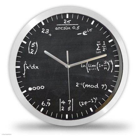 Matematikai egyenletes falióra fekete iskolatábla háttérrel és fehér kréta rajzolatú képletekkel