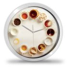  Kávés falióra kör alakban elrendezett porcelán csészékkel és kávékülönlegességekkel fehér háttérben