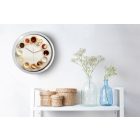  Kávés falióra kör alakban elrendezett porcelán csészékkel és kávékülönlegességekkel fehér háttérben