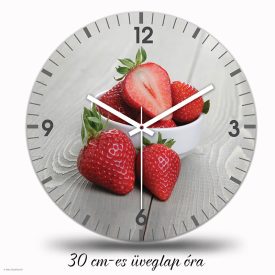  Szamócás falióra fehér porcelán tálba szedett friss eper szemekkel világosszürke fás háttérrel