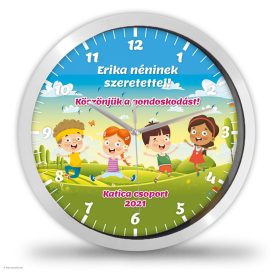   Óvodai ballagási falióra mezőn futó gyerekekkel – Egyedi névre szóló ajándék