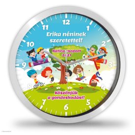   Óvodai ballagási falióra lombos fával és játszó gyerekekkel – Egyedi névre szóló ajándék