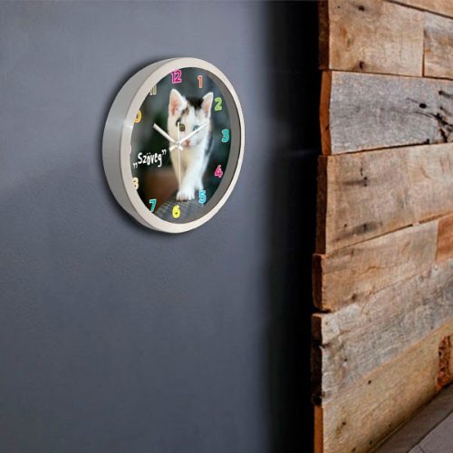 Cicás falióra – részletgazdag