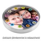 Színes körökkel ellátott fényképes falióra testvérek teljes számlapos fotójával