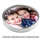 Gyerekek fotójával egyediesített falióra fehér dőlt számokkal a számlapon