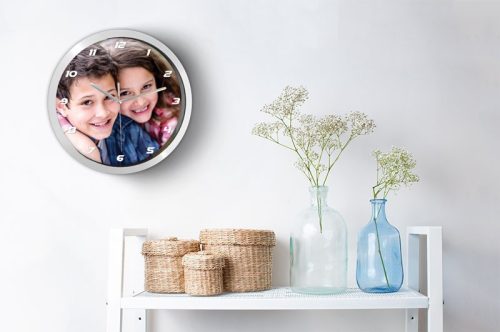 Fényképes óra modern számokkal