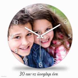 Egyedi fényképes falióra teljes számlapot kitöltő saját fotóval és modern fehér számjegyekkel