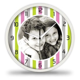 Csíkos fényképes falióra – fekete-fehér