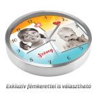 Vidám egyedi fényképes falióra két darab elforgatott fotóhellyel és piros-rózsaszín szívecskés grafikával színes háttéren