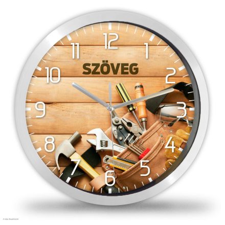 Barkács falióra fa háttérrel – szerszámos design