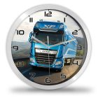 DAF XF típusú kék nyergesvontató kamion kanyargós aszfaltúton és egyedi névvel kérhető számlappal