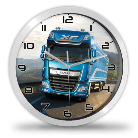 DAF XF típusú kék nyergesvontató kamion kanyargós aszfaltúton és egyedi névvel kérhető számlappal