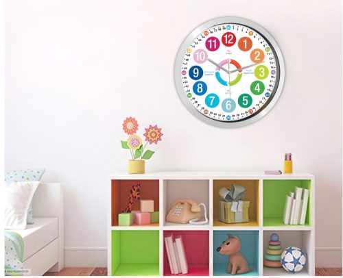 Tanuló falióra nagy számokkal – skandináv